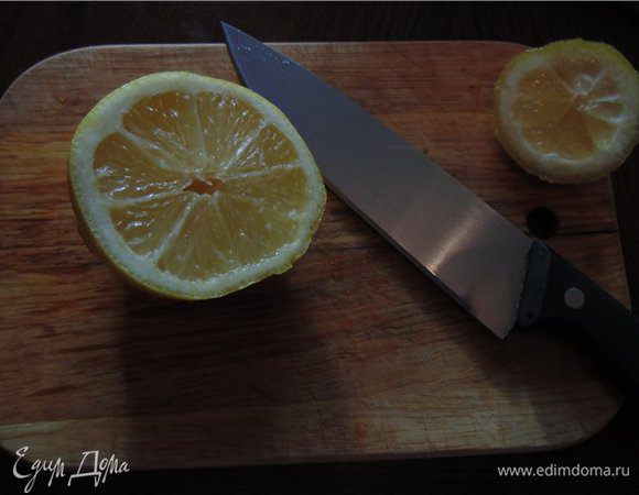 Лимон так же режем кубиками