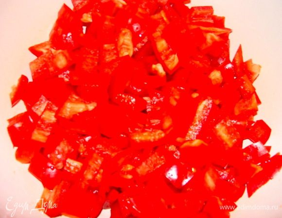 Перец порезать кубиком.