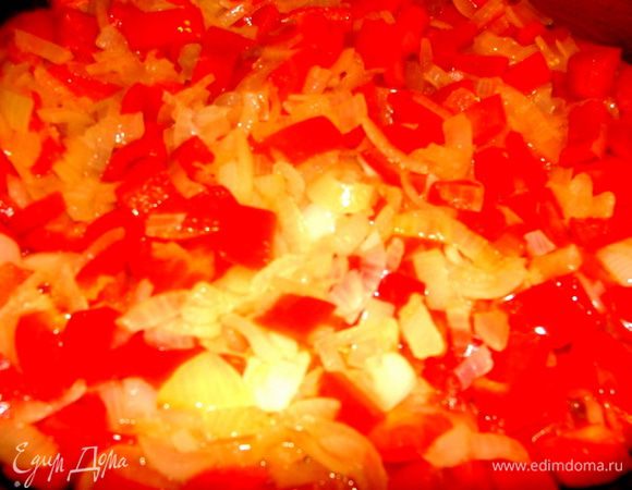 Перец и лук обжарить на растительном масле.