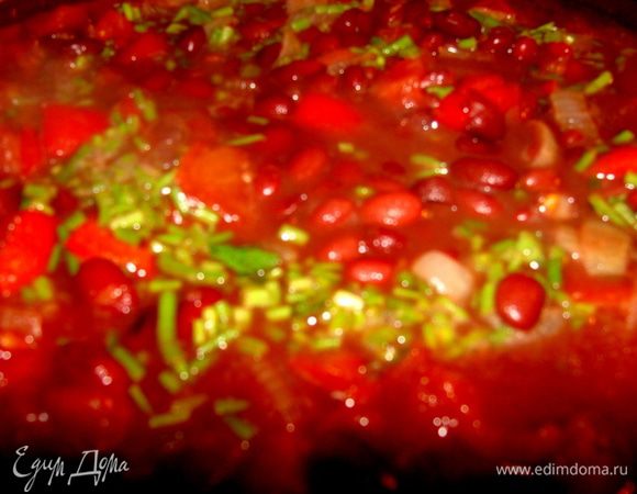 Переложить овощи в кипящую фасоль. Посолить.
Зелень мелко порезать.Стебельки добавить в фасоль и все прокипятить до полной готовности. 
Чеснок мелко порезать и добавить вместе с зеленью за 10 минут до выключения огня в том случае, если вы будите закатывать лобио впрок и перед самым выключением, если блюдо съестся в течении нескольких дней! Перед тем, как добавить зелень, можно поперчить лобио.