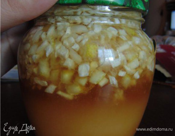 Складываем в стерилизованную банку и забиваем медом до краев... Можно слегка перемешать. Закрываем крышкой и забываем про эту банку минимум на 1-2 недели, а лучше до тех пор пока Вы или Ваши близкие не простудятся и не будет необходимости в лечении... по 1 чайной ложечке 3 раза в день.