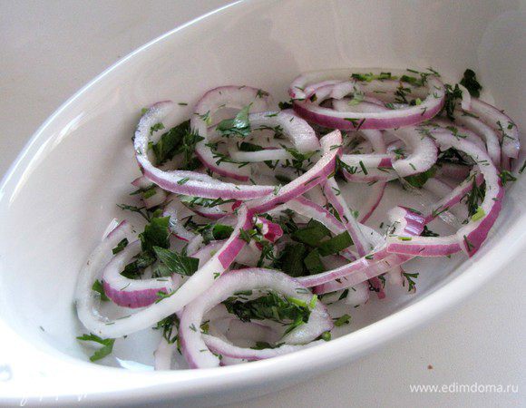 Лук для подачи выкладываем на блюдо.