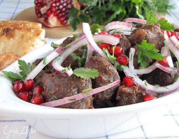 Сверху выкладываем мясо. Снова немного лука и посыпаем зернами граната. Кебаб готов! Его едят только в горячем виде с салатом из свежих овощей, запивая восточным чаем.))) Приятного аппетита!