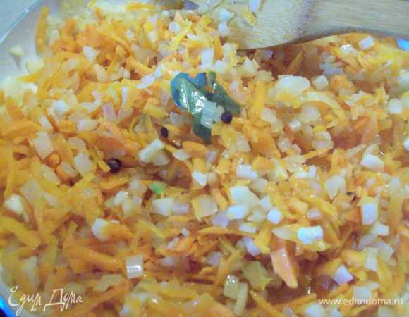 За несколько минут до готовности добавить соль, перец и лавровый лист.