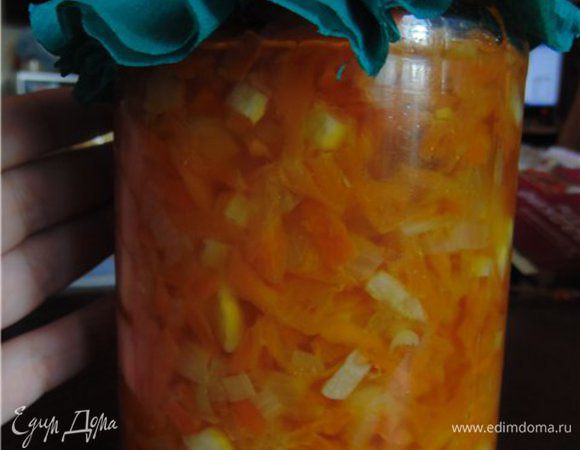 Раскладываем по стерилизованным банкам и закрываем крышкой..Храним как любой консервированный салат.
Открытую банку естественно храним в холодильнике.