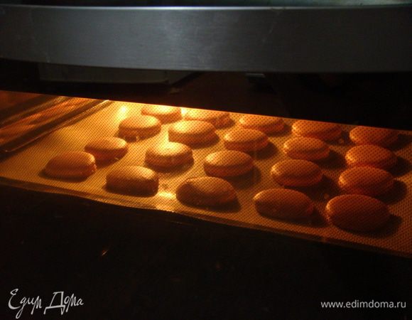 Очень аккуратно отсаживать из кондитерского мешка тесто на двойные листы пергамента, встряхнуть их и выпекать при 170°С 12 минут.
