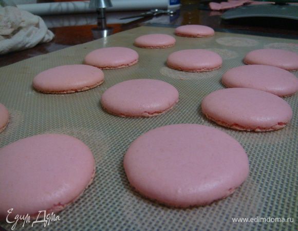 Готовые пирожные/печенья остудить, промазать начинками.