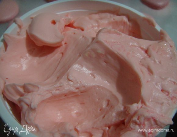 Для этого в сливки взбитые в плотную массу ввести растопленный на паровой бане белый шоколад (я в него ввела чуть-чуть сливок прогретых с красителем и ароматизатором), аккуратно перемешать,добавить теплое сливочное масло(комнатной температуры). Для некоторых я взяла маскарпоне, взбитое с сахарной пудрой подкрашенное и ароматизированное, признаться и так и так ВКУСНО!! Это вообще очень вкусно, а от клубничных  просто за уши не оттащить. Пирожные хрустящие и нежные внутри, и крем - это мечта. Вообще ганаш (сочет.сливок/шоколада/масла) - просто песня, а если у вас будет малина/клубника/имбирь, можно поэкспериментировать с такими натуральными ароматами/красителями.