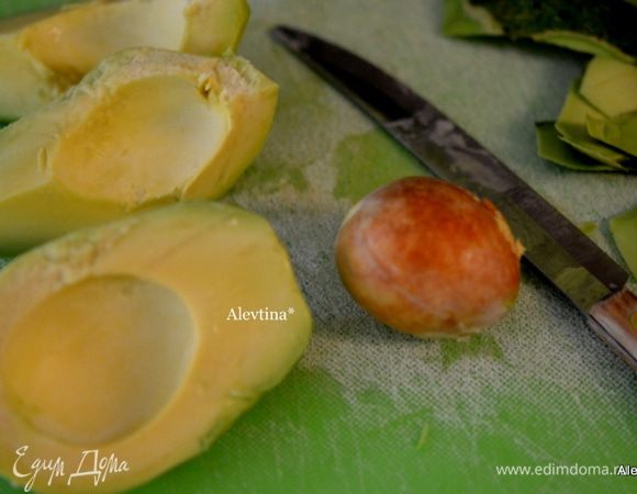 Авокадо очистить от кожицы и семени и порезать напополам.
Одну половинку порежем тонко на салат, вторую отложим на заправку.
