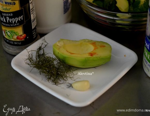 Приготовим все для заправки. Выложим в блендер и взбить до пюреобразного состояния. Свежий укроп можно заменить на сухой 2 ч.л.