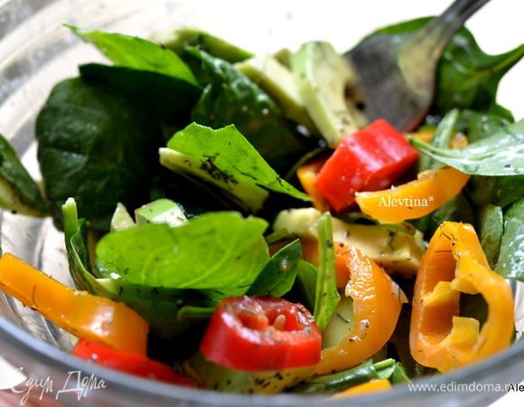 Смешать листья шпината, крупный шпинат нарвать, порезанный сладкий перец. Полить заправкой и подаем к столу.