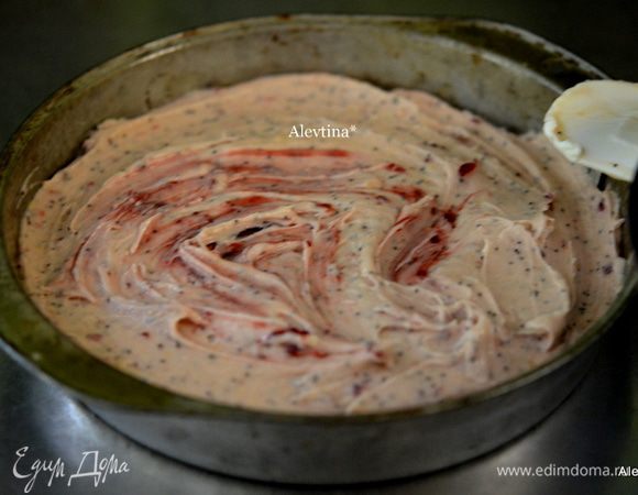 Взбить размягченное сливочное масло 226 г с сахаром 3/4 стакана, сливочный сыр, размягченный 100 г, примерно 5  мин. на средней скорости. Добавим по яйцу. Затем варенье 1/2 стакана. Перемешаем. Добавим мучную смесь. Перемешаем и выложим в смазанную форму 20 см. Разровняем.
Поставим в разогретую духовку на 190 гр. 35-45 мин.