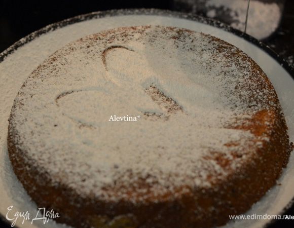Готовому кексу дадим остыть. Перевернем на блюдо, сверху посыпаем сахарной пудрой. Разрезаем и подаем к столу.