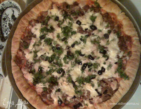 Замесить тесто, раскатать тоненькую лепешку, выложить на смазанную маслом  сковороду.