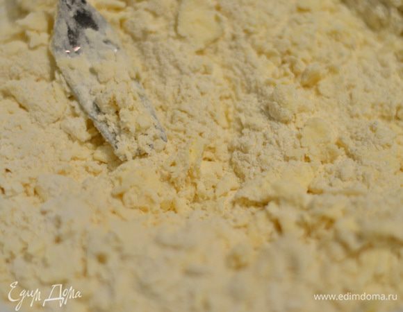 Соединить холодное сливочное масло, пудру и муку, растереть вилкой в крошку.