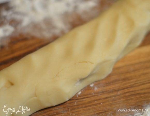 Замесить тесто, скатать в багет и отщипывать небольшие кусочки.