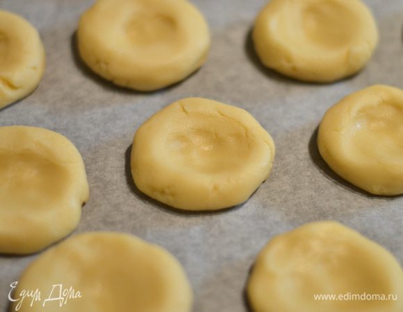Сформировать в шарики, выложить на пергамент, приплюснуть и выпекать в предварительно разогретой духовке при температуре 180 градусов около 20 минут до золотистого цвета.