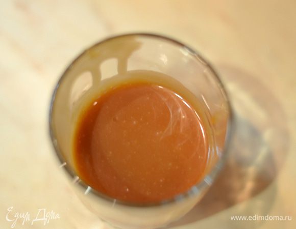 Приготовить карамель. Поставить кастрюльку на средний огонь,дать разогреться, засыпать сахаром, дождаться, пока сахар начнет таять, затем немного помешать и варить до полного растворения сахара. Тем временем поставить на огонь сливки, вскипятить и вылить в горячую карамель, перемешать и остудить, поставить готовую карамель  в холодильник до охлаждения.