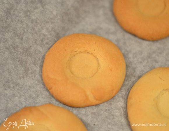 Готовые печеньки вынуть из духовки и сразу же пока они горячие сделать в серединке небольшое углубление. Дать полностью остудиться. Ложечкой залить карамелью углубление, полить растопленным шоколадом и подавать к чаю, молоку.