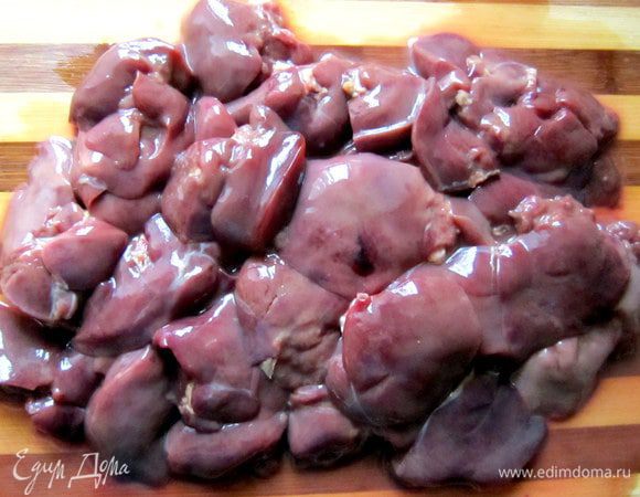 Промыть куриную печень.
