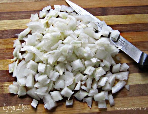 Порубить лук.