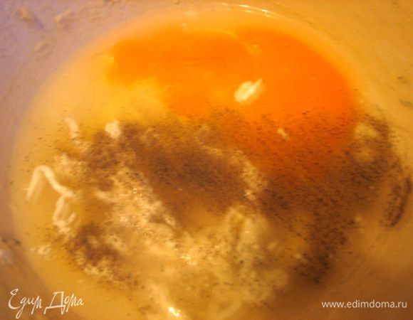 Делаем не очень густой кляр из яиц,сметаны и воды...Солим,перчим довольно много!