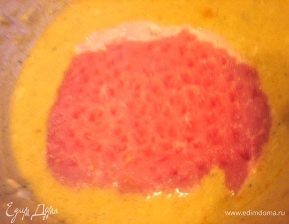 Окунаем в кляр отбитые ломтики мяса...