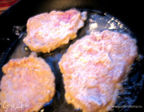 Начинаем обжаривать на чугунной сковороде в растительном масле.