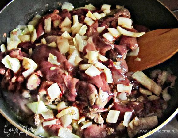 Куриную печень обжарить на оливковом масле с рубленым луком, приправить солью, перцем и прованскими травами.
