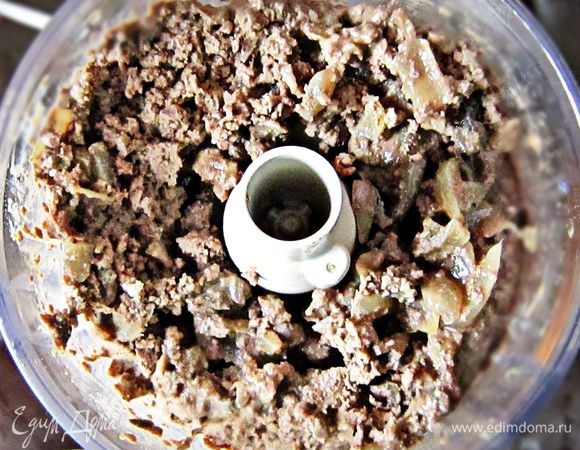 Обжаренную печень измельчить в блендере до однородности.