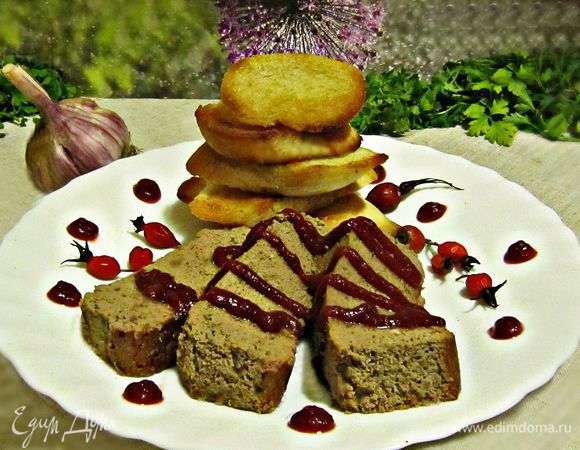 Выложить флан на тарелку и украсить вишнёвым (можно и клюквенным) конфитюром. Дополнительно к флану подайте пшеничные гренки, натертые чесночком и обжаренные на оливковом масле.

