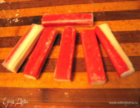 У меня остался кляр и тогда достаю крабовые палочки...