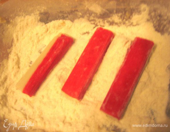 Обмакиваем их в муку...