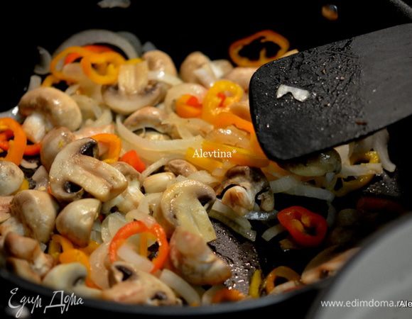 Добавим затем шампиньоны, обжариваем несколько минут, затем сладкий порезанный перец.