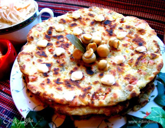 А можно нажарить в сковороде вот такие лепёшки! Подробный рецепт здесь: http://www.edimdoma.ru/retsepty/59652-syrno-tykvennye-lepeshki-s-kolbasoy-i-zelenyu