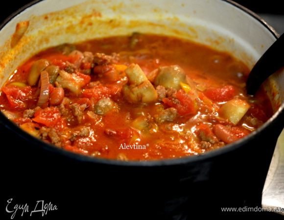 Овощи обжаренные с грибами  добавляем в фарш, затем фасоль баночную готовую, промытую с баночки, томатный соус, готовая сальса. Тушим все вместе и помешиваем до готовности.