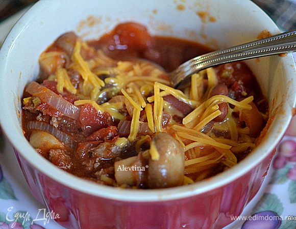 Подаем в глубоких тарелках, посыпав сыром и сметаной по желанию.