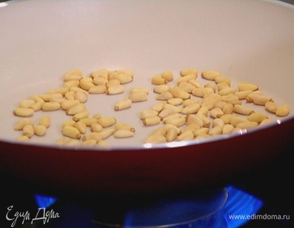 Орехи обжарить на сухой сковороде.