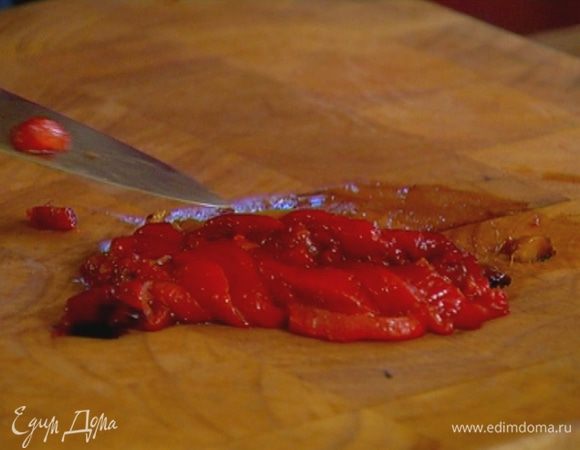 Сладкий перец запечь под грилем, очистить от кожицы и нарезать тонкими полосками.