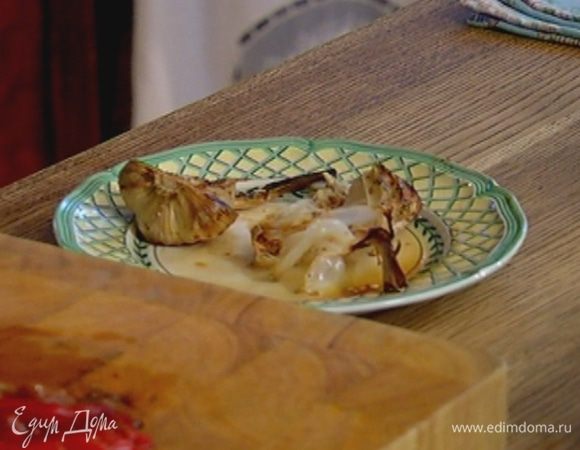 Чеснок, не очищая, запечь под грилем.