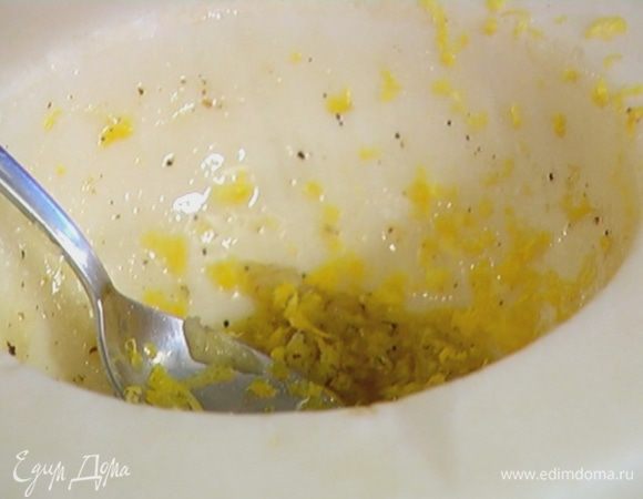 Приготовить соус: запеченный чеснок почистить, отправить в ступку, влить оливковое масло, поперчить, посолить и растереть. Добавить цедру и сок лимона, все перемешать.