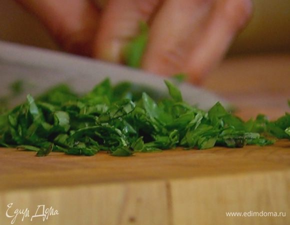 Листья базилика мелко порубить (несколько листиков оставить).