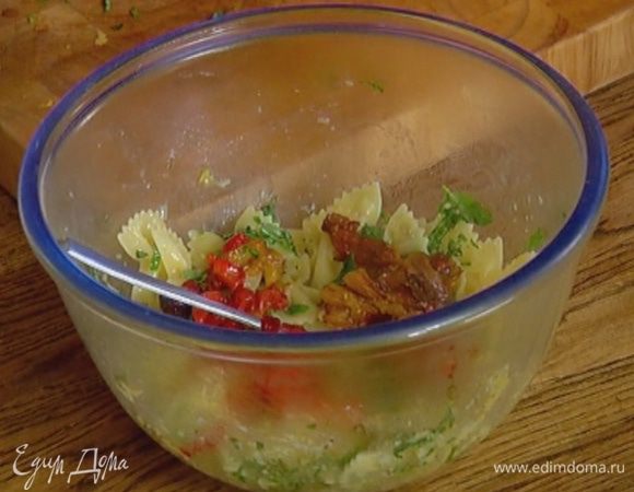 Добавить базилик и сладкий перец и еще раз все перемешать.