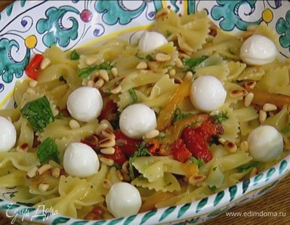 Выложить салат на тарелку, сверху разложить моцареллу, посыпать кедровыми орехами и украсить оставшимися листьями базилика.