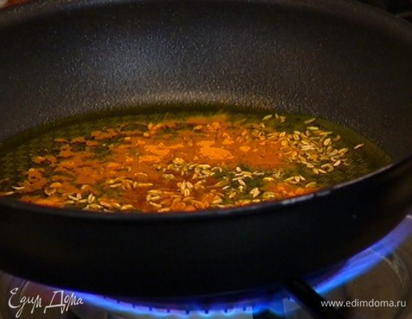 Разогреть в сковороде 2 ст. ложки оливкового масла, добавить куркуму, фенхель и карри и встряхнуть сковороду несколько раз, чтобы пряности перемешались.