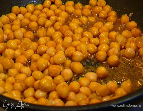 Добавить нут и, перемешивая, прогреть его, чтобы он пропитался пряными ароматами. Переложить горох со специями в тарелку.