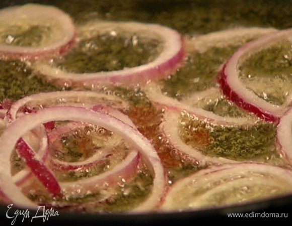 
Сковороду, где жарился горох, протереть бумажным полотенцем, поместить на огонь, разогреть 1 ст. ложку оливкового масла и обжарить кольца лука до золотистого цвета, затем переложить на бумажное полотенце и посолить.