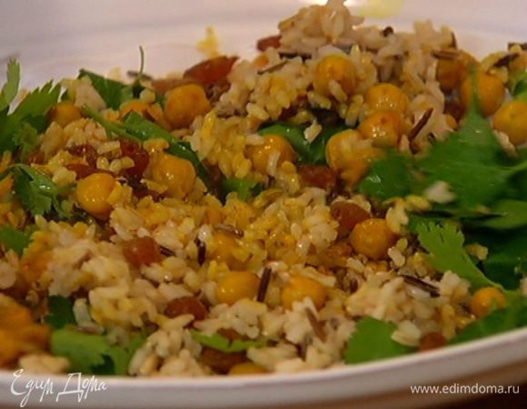 Выложить на большую тарелку нут и горячий рис, посыпать изюмом, листьями кинзы и петрушки, сбрызнуть оставшимся оливковым маслом, все перемешать, добавить несколько капель крема из бальзамического уксуса.