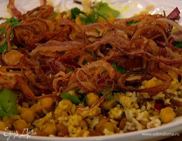 Сверху на салат выложить кольца обжаренного лука.