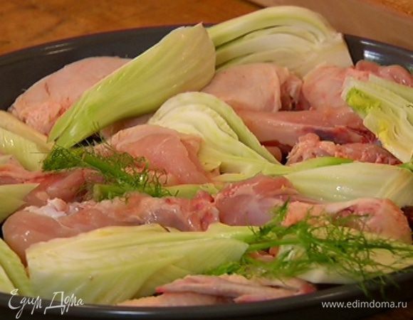 Фенхель разрезать вдоль на 8 долек и выложить на птицу.